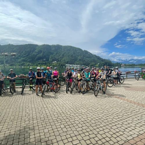Die 4. Klassen bei einer Radtour am Ossiacher See 