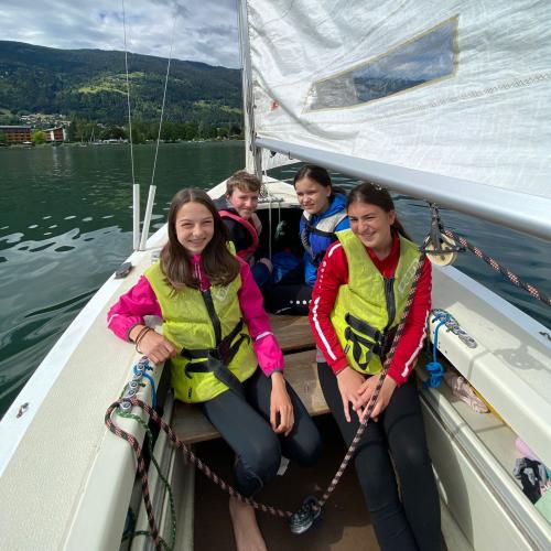Vier SchülerInnen beim Segeln am Ossiacher See